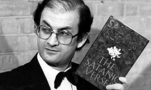 Salman Rushdie con la prima de i "Versetti" fra le mani.